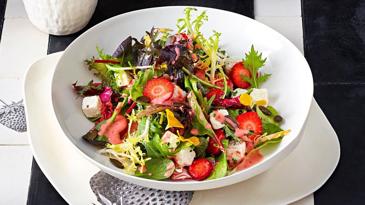 Salat mit Erdbeeren ist der perfekte Sommergenuss. Entdecke unsere Rezepte von Obstsalat bishin zu raffinierten Kreationen mit Spargel, Tomate und Gurke. brigitte.de/rezepte/fruehl…