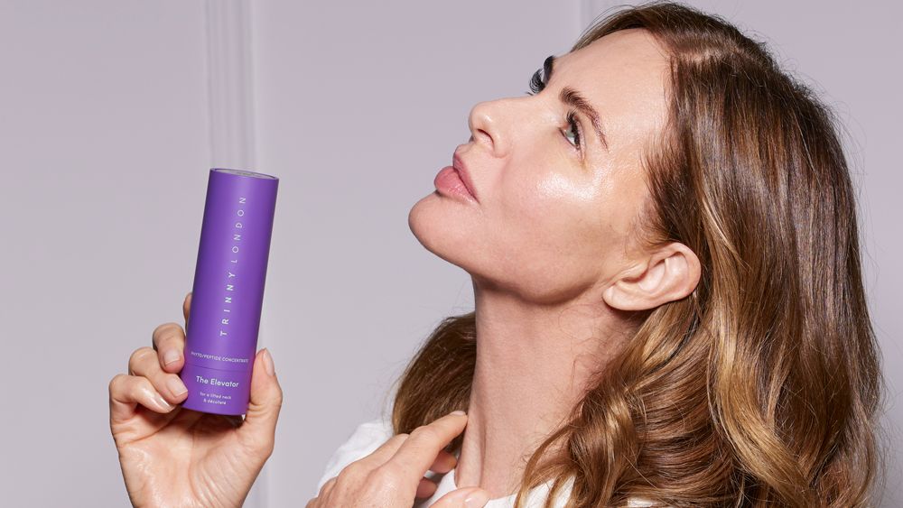 'It literally looked like she had a face lift' - Trinny London shares remarkable before and after photos of new gravity-defying neck skincare 'The Elevator' trib.al/pCakW87