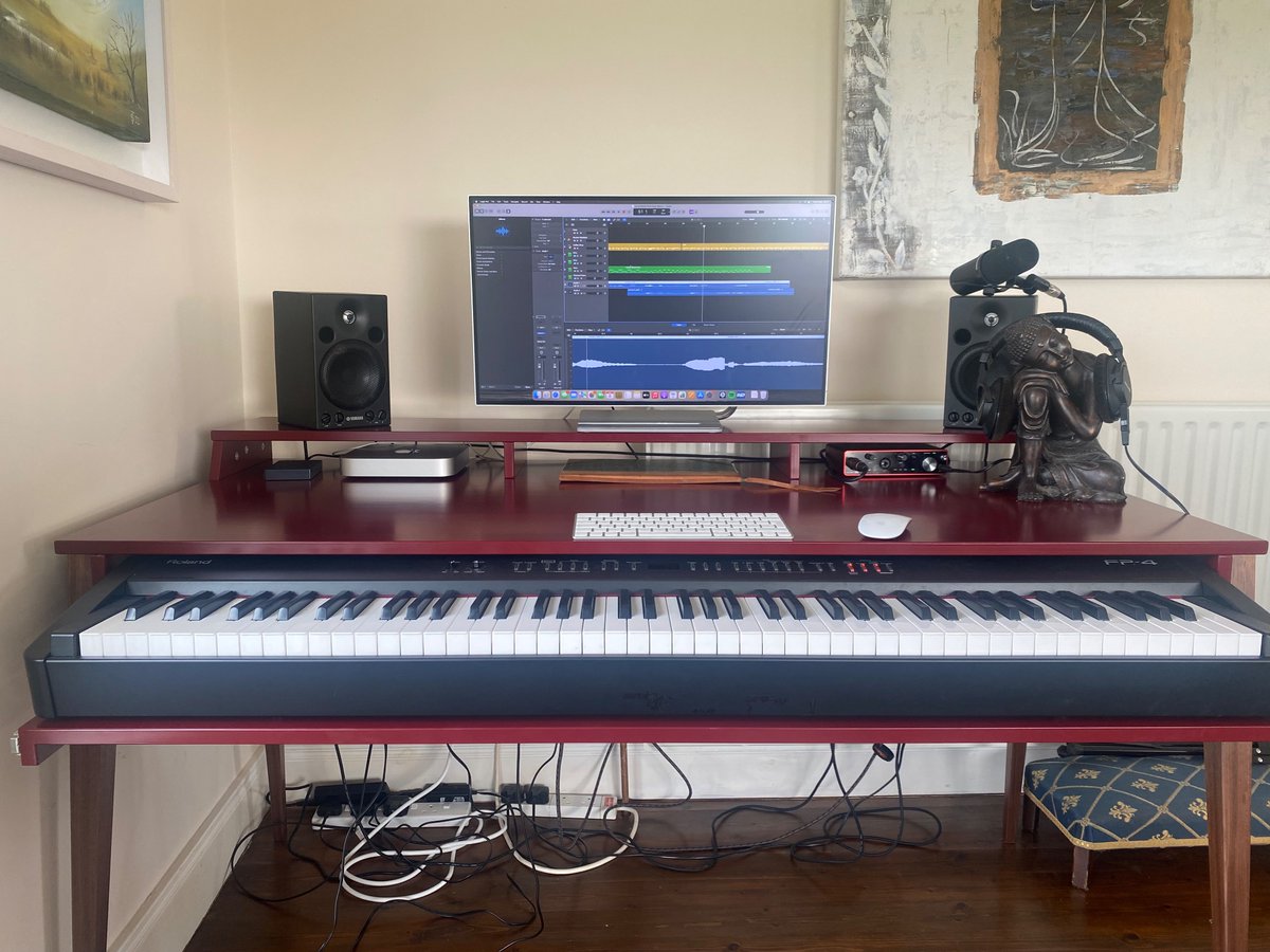 I feel like it’s Christmas morning with my beautiful new studio-desk, custom built in Ukraine 🇺🇦 by #patlaycrafts. 
Now writing my #newalbum will be even more fun!! 
Release date in November followed by a tour. All details soon ♥️
