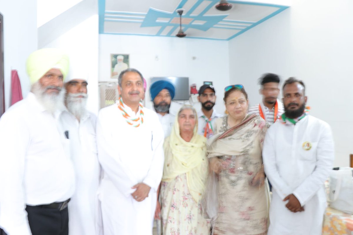 VijayIndrSingla's tweet photo. ਹਲਕਾ ਨਵਾਂਸ਼ਹਿਰ ਦੇ ਪਿੰਡ ਜੱਬੋਵਾਲ ਦੇ ਲੋਕਾਂ ਵੱਲੋਂ ਨਿੱਘਾ ਸਵਾਗਤ ਕੀਤਾ ਗਿਆ। ਮੈਂ ਤੁਹਾਡਾ ਦਿਲੋਂ ਧੰਨਵਾਦੀ ਰਹਾਂਗਾ।ਇੰਨ੍ਹੀ ਗਰਮੀ ਹੋਣ ਦੇ ਬਾਵਜੂਦ ਵੀ ਤੁਸੀਂ ਆਪਣਾ ਅਥਾਹ ਪਿਆਰ ਦਰਸਾਇਆ ਹੈ।ਲੋਕਾਂ ਵੱਲੋਂ ਮਿਲ ਰਹੇ। ਅਥਾਹ ਪਿਆਰ ਨੇ ਕਾਂਗਰਸ ਪਾਰਟੀ ਦੀ ਜਿੱਤ 'ਤੇ ਪੱਕੀ ਮੋਹਰ ਲੱਗਾ ਦਿੱਤੀ ਹੈ।
#Nawashahar #Rahon #Loksabhaelections2024
#Gintikaro #Bhartibharosa #Pehlinaukripakki #Kisaanmspguarantee #1lakhmahalakshmi #Inc #Congress #Nyaypatra #Bharatjodoyatra #Bharatjodonyayyatra #Rahulgandhi #Vijayindersingla #Punjab #Congress #Punjabcongress #Youthcongresspunjab #Haathbadlegahalaat #Innovativesangrur #HomiBhabhaCancerHospital #Pgisangrur #Pwdminister #SangrurDevelopment #Shaandarsangrur #Saloh #Karyam #Sauna #Bhangalkalan