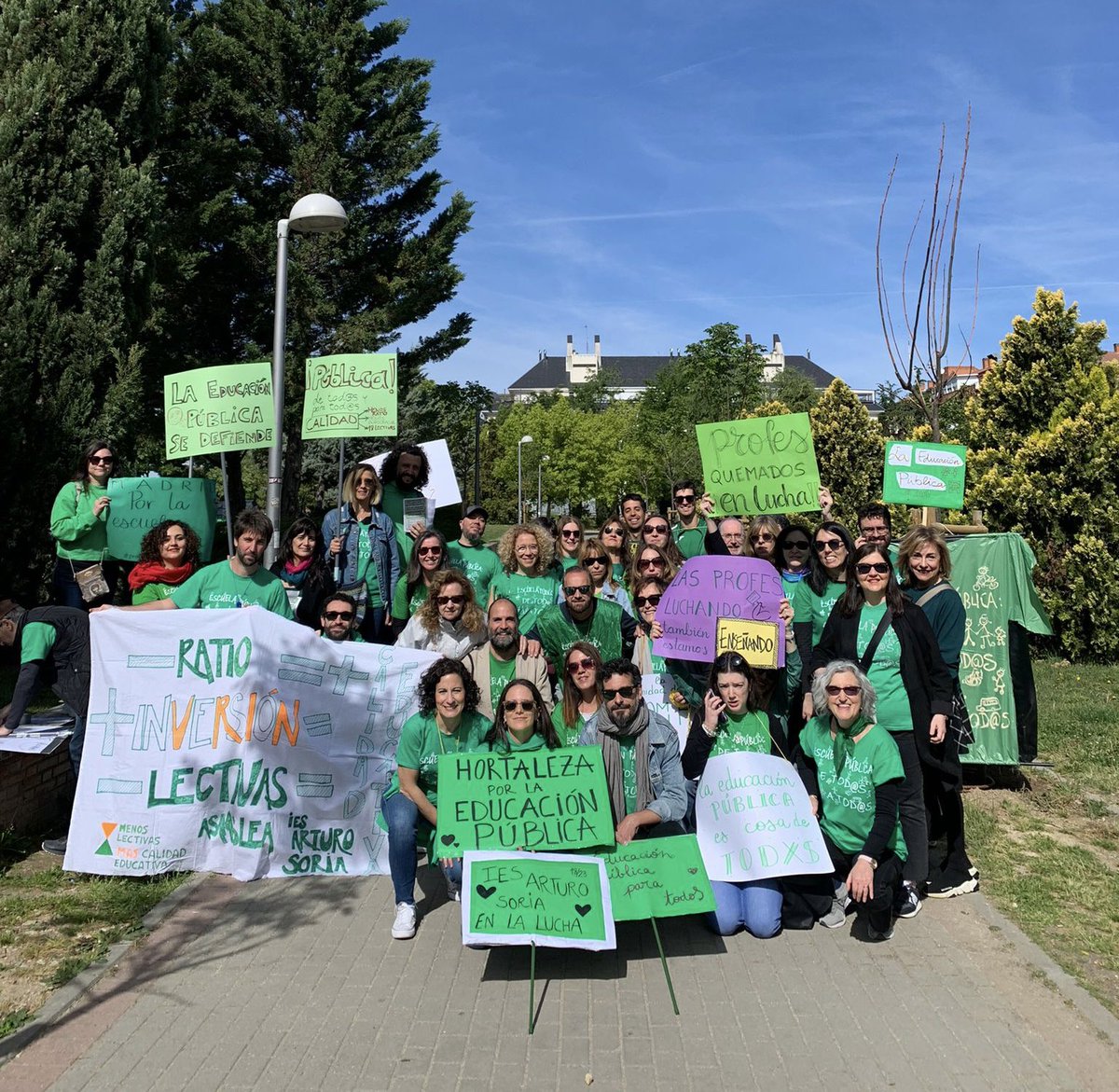 #Hortaleza con la Educación Pública 💚 En #Madrid no funciona y llevamos años con muchos déficits Barrios sin centros educativos @IESVdbbYa Ratios muy elevados Condiciones del profesorado peores que la media Etc SOLUCIONES YA