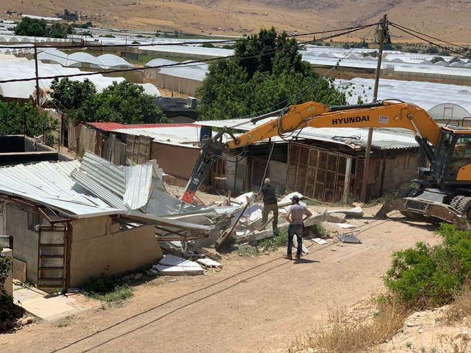 Press coverage: The Israeli occupation has been demolishing homes in Farush Beit Dajan, east of #Nablus, since the morning hours #WestBank #Palestine