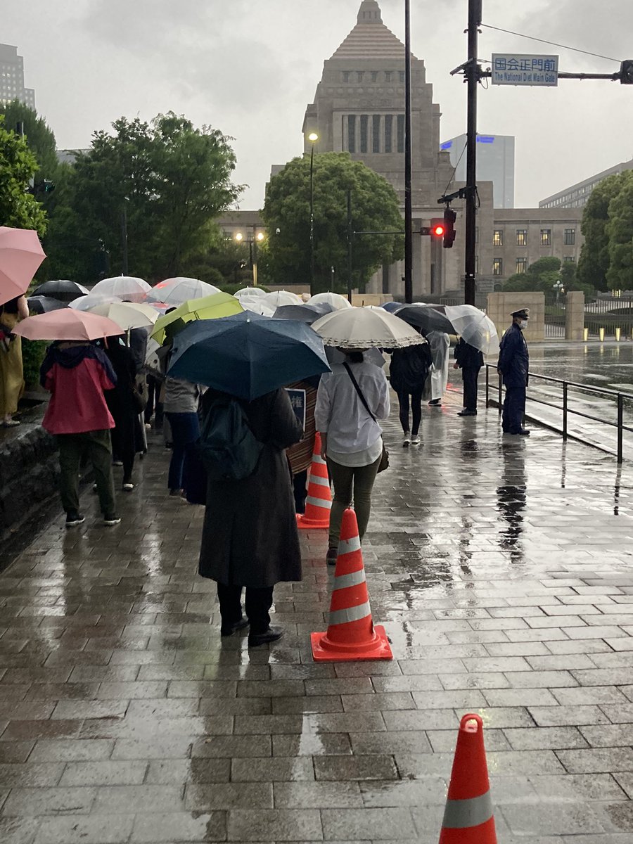 雨の中、たくさんの人が参加しています。 子どもの人権を守るために、 参議院を動かし、徹底審議、廃案にしたい。