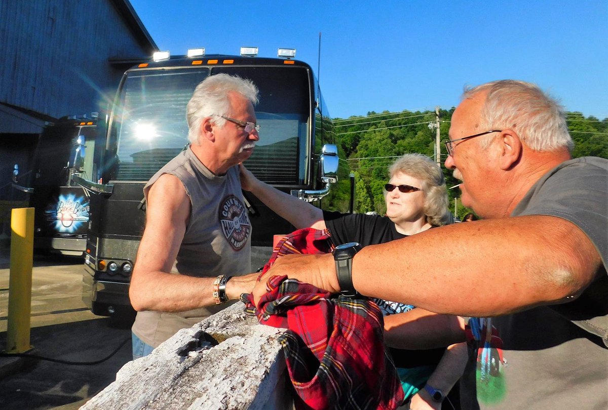 @joebonsall @oakridgeboys Meeting Friends at Renfro Valley❤️