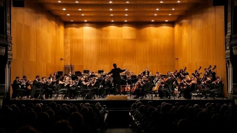 Mes chers amis, je vous demande une faveur personnelle. Mon bien-aimé Orchestre de Malaga est en danger et nous devons le sauver. Je vous demande, si vous le pouvez, de signer cette pétition pour défendre la dignité des musiciens et de la musique. je te serai toujours