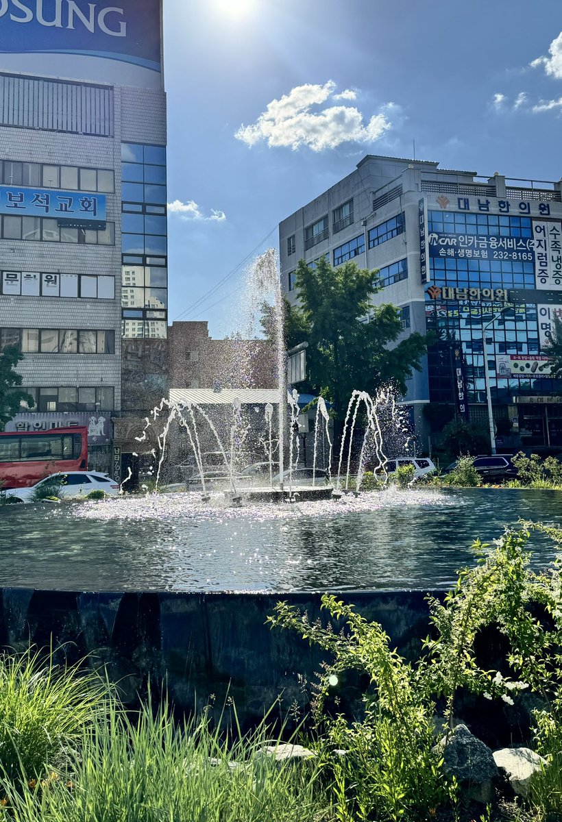 오늘 전주 날씨 너무 좋아서 아까 인공분수 찍는데 색감이 무슨 보정한것 처럼 찍힘 ㅋㅋ