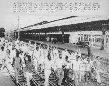 8 Mayıs 1974: #Hindistan'da, 1.7 milyon işçinin yer aldığı, daha yüksek ücret ve daha kısa çalışma saatleri talebiyle demiryolu grevi başladı
ŞAN OLSUN

#işçilerinbirliğisermayeyiyenecek
#DayanışmaYaşatır
#GünGelirZorbalarKalmazGider
#SelamOlsunİşçiSınıfına
#GenelGrev
#Grev