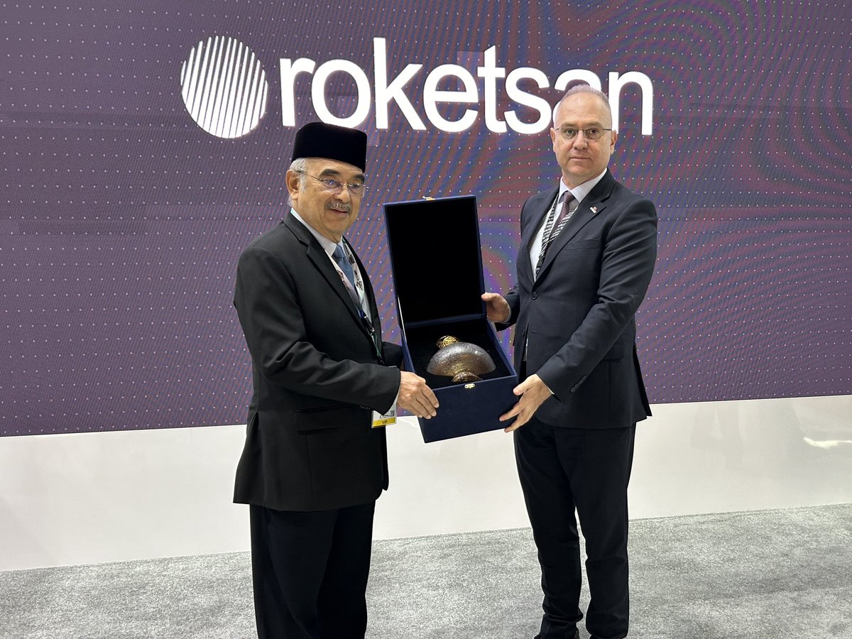 Our esteemed guests at @DSAMalaysia exploring the potential of our advanced technological solutions! #DSA2024 #NATSECAsia2024 🇹🇷🤝🇲🇾 #RiseForTomorrow #Roketsan