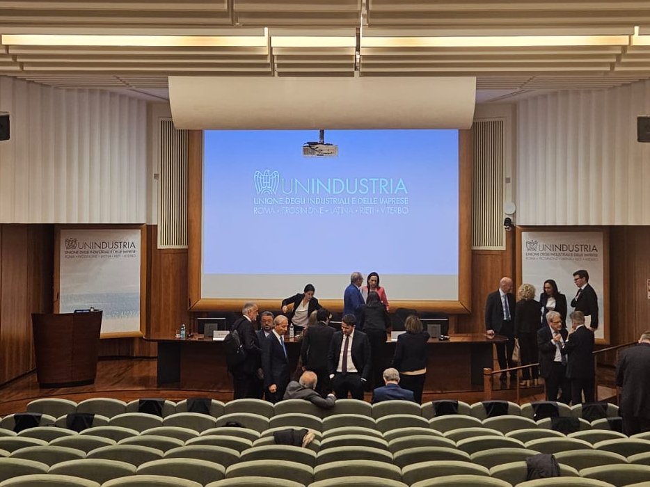 ⌛️📘🇪🇺 Ancora pochi minuti a #Roma prima dell'inizio della presentazione di #FabbricaEuropa, alla quale seguirà la discussione con gli eurodeputati e gli imprenditori della Circoscrizione #ItaliaCentrale.

#UsaIlTuoVoto #Europee2024