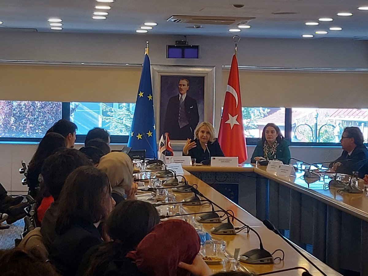 Elif Kurşunlu, Director General for Relations w/ the European Union, met w/ representatives of @avriliskileri @iu_aik @iusuik & @SauUlit student clubs. 🇹🇷 👩‍🎓👨‍🎓youth embraces 🇹🇷's 🇪🇺participation process. #9MayEuropeDay