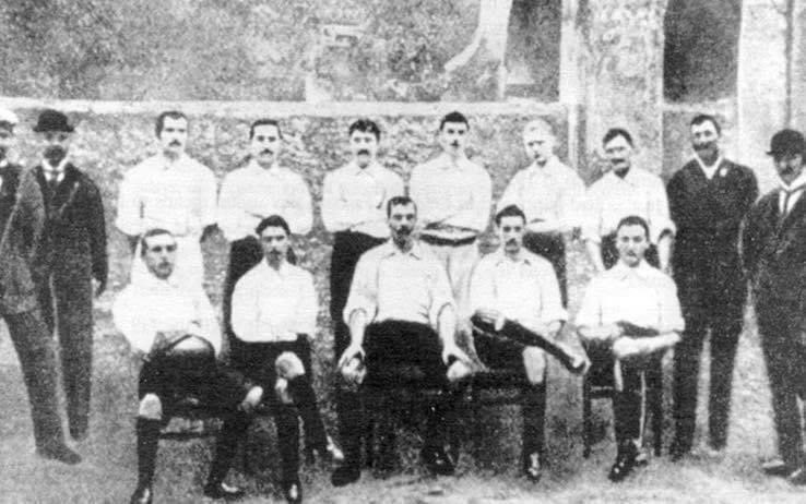8 Mayıs 1898. Kurulalı üç ay olan İtalyan Futbol Federasyonunun Torino’da düzenlediği ve bir gün süren ilk İtalyan şampiyonasına dört takım katıldı: Internazionale Torino, FC Torinese, Genoa ve Ginnastica Torino. Şampiyon Genoa oldu.
