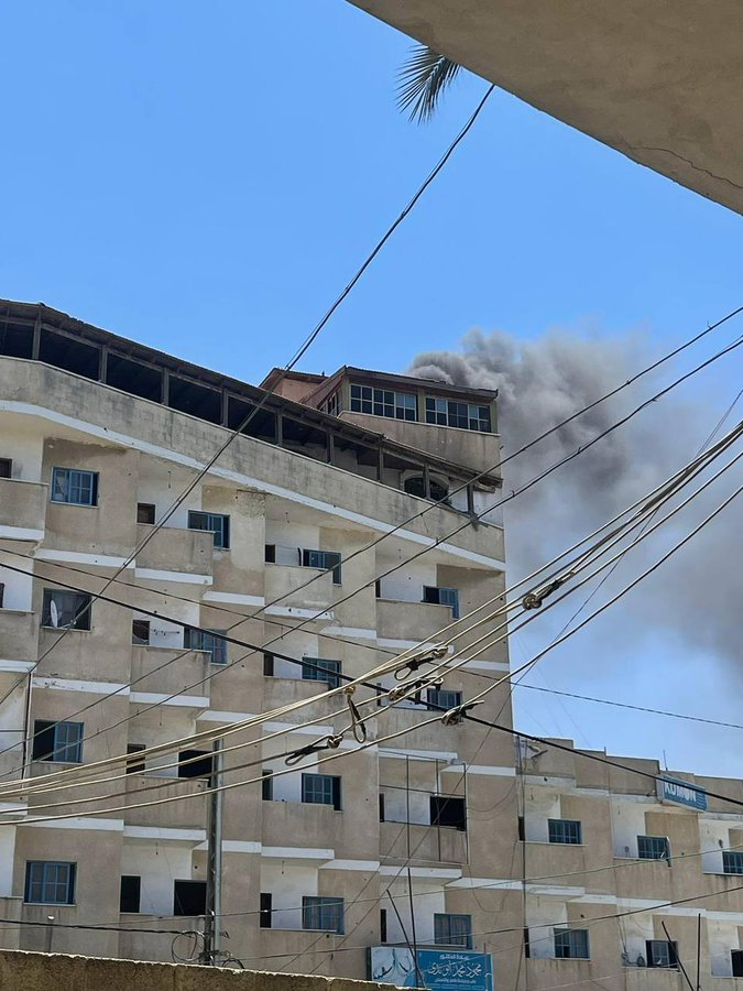 Urgent| Israeli occupation #artillery targets west of the #Rafah crossing. #Gaza #Palestine @qudsn #Breaking 📸Occupation artillery targets residential towers in Rafah
