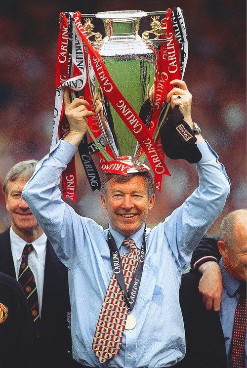 #OnThisDay , 11 years ago, Sir Alex Ferguson officially announced his retirement. A sad day for Manchester United football club, one we haven't recovered from. #MUFC ❤