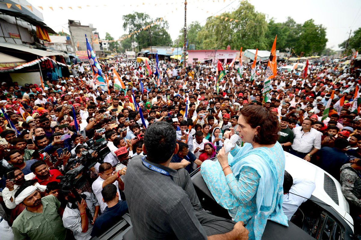 कांग्रेस महासचिव श्रीमती @priyankagandhi ने जनसंपर्क कार्यक्रम में रायबरेली की जनता से संवाद किया। रायबरेली की जनता ने कांग्रेस को रिकार्ड वोटों से जीत दिलाने की ठान ली है। न्याय की जीत होगी। 📍 रायबरेली, उत्तर प्रदेश