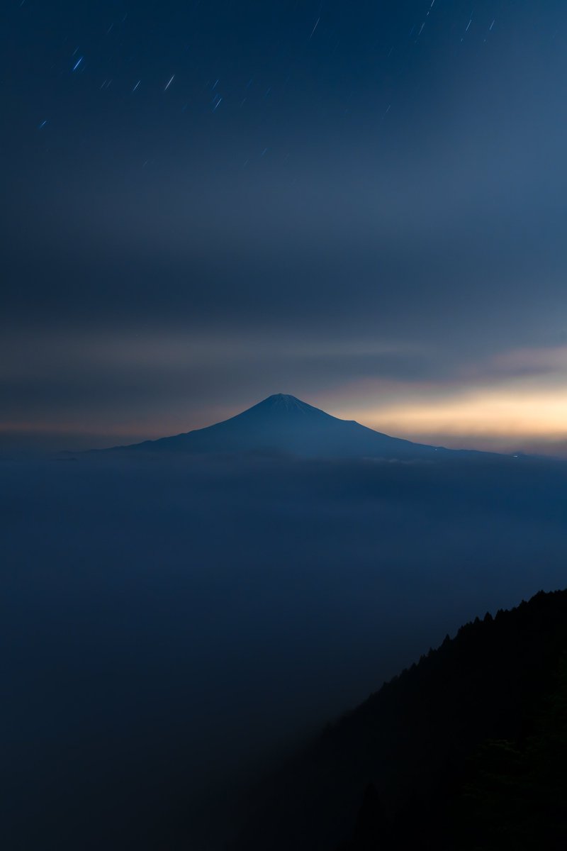 雲に挟まれる富士山。