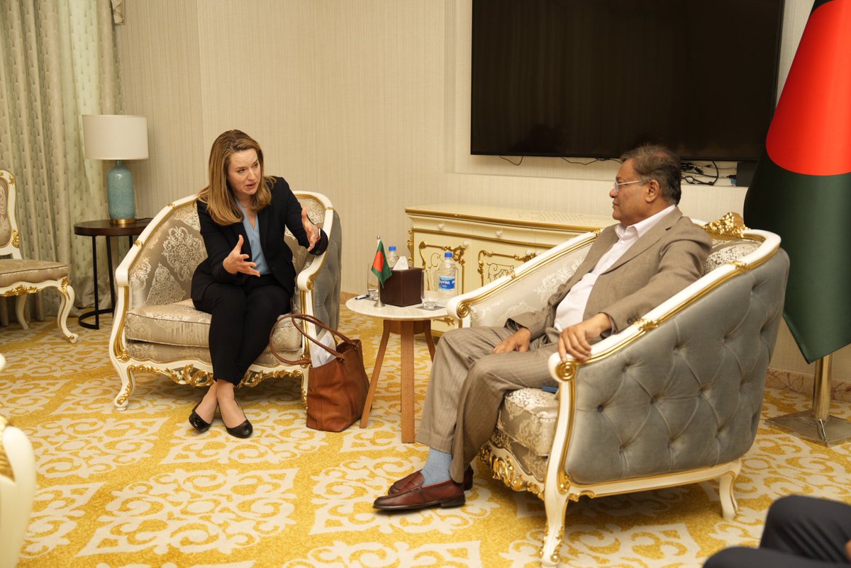 🤝 @IOMchief met with Hon. Foreign Minister Dr Hasan Mahmud @BDMOFA, where they underscored the prominent role of Bangladesh in addressing global migration dynamics.   @UNmigration stands side by side the Govt of 🇧🇩 in championing safe migration.