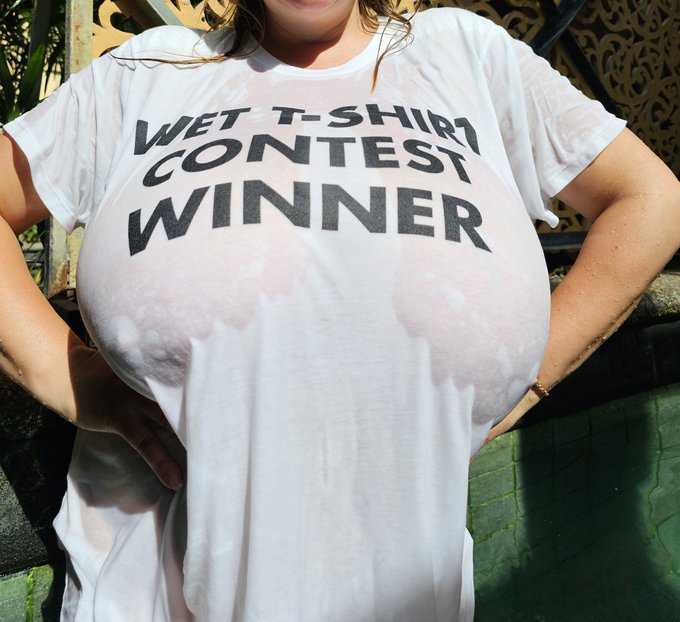 Who is it ?😆😆😆😆 https://t.co/GZZQjG72ck