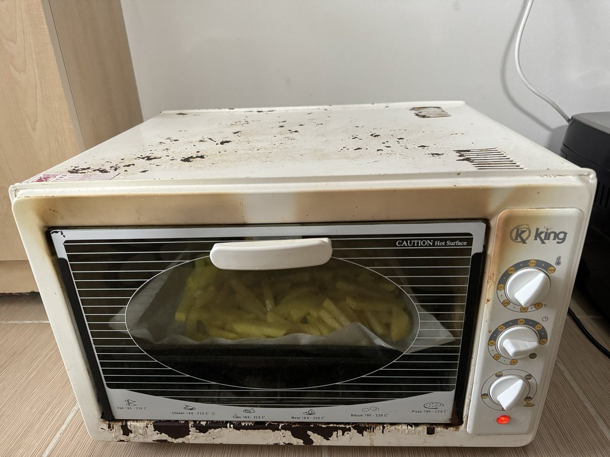 Aile evimizdeki 19 yıllık <a href="/KingEvAletleri/">King Ev Aletleri</a> fırın, deforme olmuş gözükse de tüm fonksiyonları ile hala çok iyi durumda çalışıyor. Hiç tamir görmedi. Bozulsa yenisini alacağız ama bozulmuyor da 😂