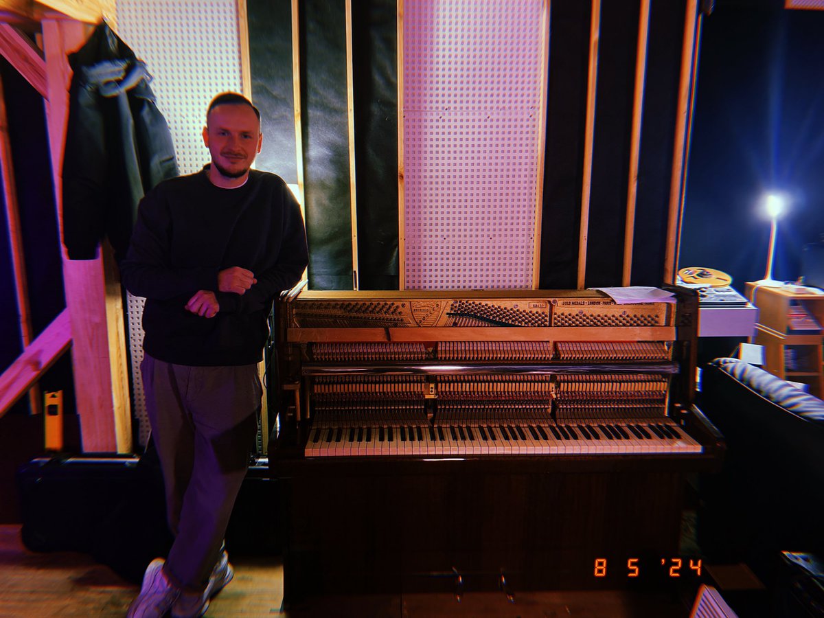 DeeLavMusic's tweet photo. 🎹Despite the morning attacks by russian missiles, we still made it to the studio where we are hard at work on new songs! As always, this #Rosler piano surprises me, I hope one day I will be able to perform one of my songs on it (needs more practice)! #FELLAS, do you play any instruments??? By the way, who hasn't heard our new single "I'm Sorry" yet? Link below👇👇👇