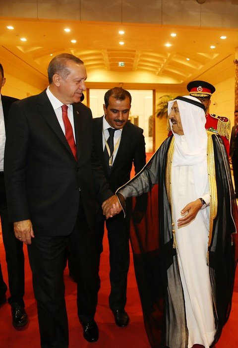 Erdoğan Kuveyt Emiri'nin elini hiç bırakma(mış!) ve karşılamaya sadece Hazine ve Maliye Bakanı Mehmet Şimşek katıl(mış.) Normal değil mi? Türkiye yana yakına borç arıyor.