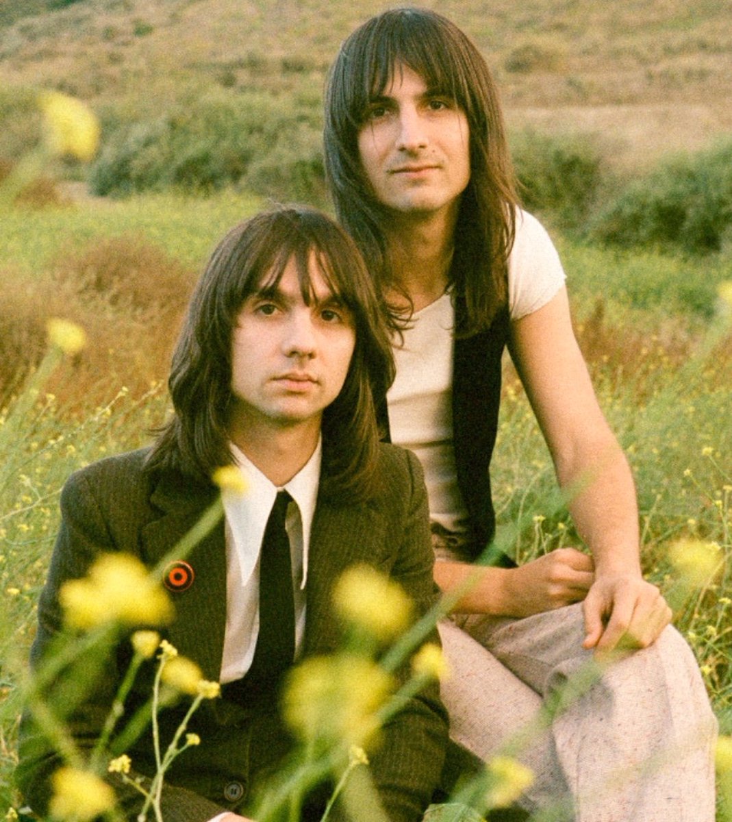 janolyne's tweet image. คนไทยช่วยซื้อวง The Lemon Twigs ได้ไหม 2 อัลบั้มล่าสุดมันดีจริง ฟังง่ายโคตรเลยด้วย เป็นวงที่ไม่ได้แค่ทำเพลงให้ดูเก่าอะ ไอ้สองพี่น้องนี่มันเหมือนหลุดมาจากยุค 70s จริงๆ ทั้งเสื้อผ้าหน้าผม