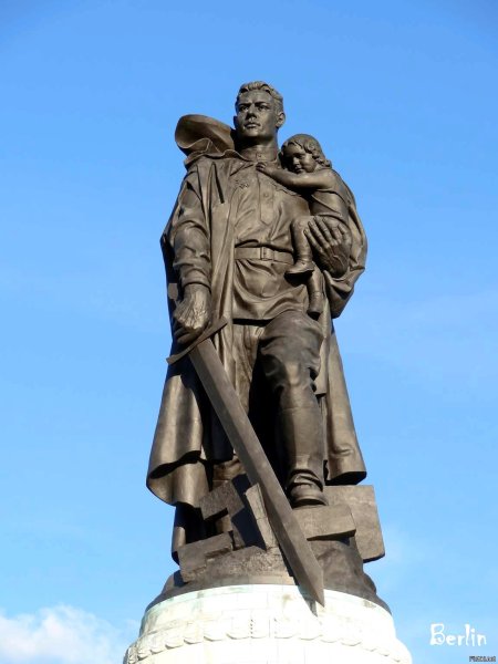 75 Jahre dem Sowjetischen Ehrenmal im Treptower Park in #Berlin, das eine Gedenkstätte und zugleich Soldatenfriedhof ist. Über 7000 sowjetische Soldaten sind hier bestattet. Skulptur „Der Befreier“ symbolisiert  den Sieg über NS und die Befreiung Europas #WirErinnern #BY80