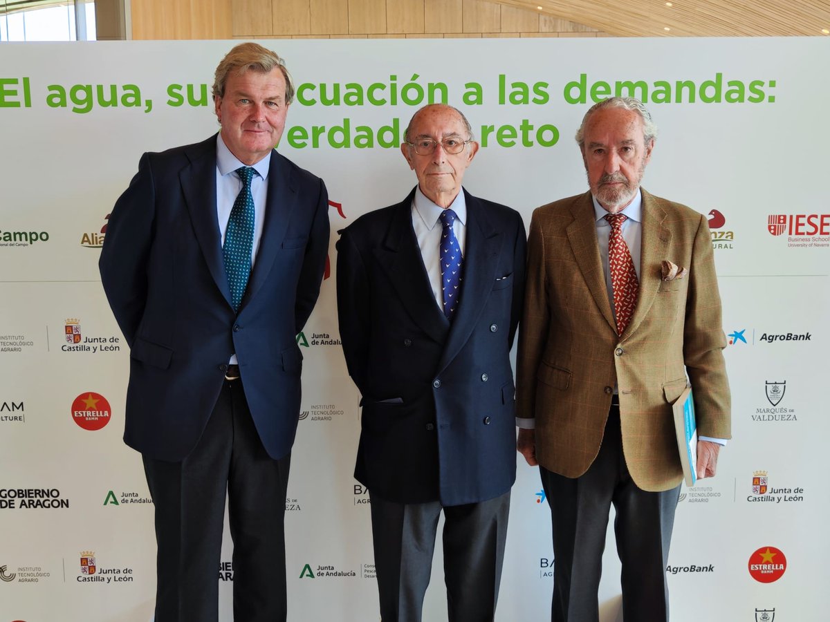 alianza_rural's tweet photo. Nuestro presidente, Fermín Borhórquez, y Alonso Álvarez de Toledo, conversan con el exministro de Agricultura, Jaime Lamo de Espinosa, sobre la #agricultura extensiva y los retos del agua para la Agenda2030, en el marco del congreso #Agroforum organizado en el @iesebschool. https://t.co/sZ5NcXCONu