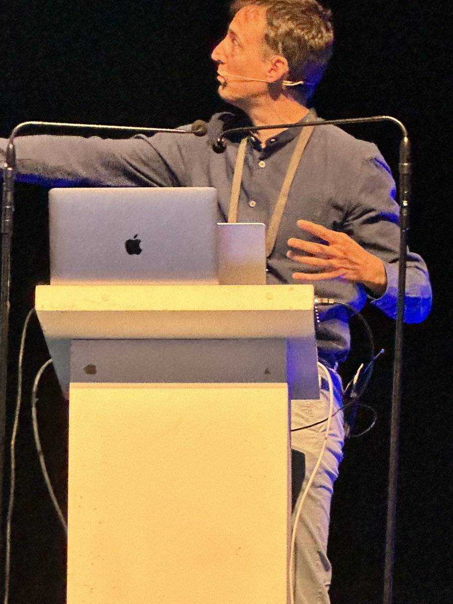 Tour de force keynote lecture by @MartinGuilliams #KSMyeloidTargets24 describing the building blocks in tissue and cellular circuitries that control tissue integrity and the key role of tissue resident macrophages within these blocks - Thank you for the great lecture