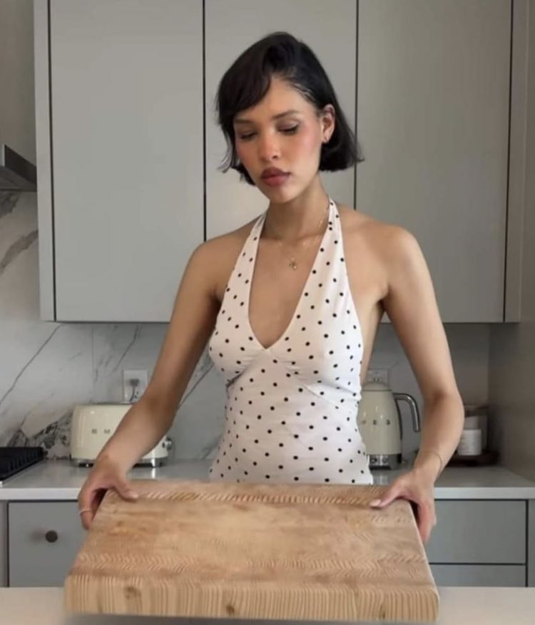 “My husband was craving burger so i killed a cow to make burger patty,then i cut a tree to make this chopping board”-Nara smith🥺