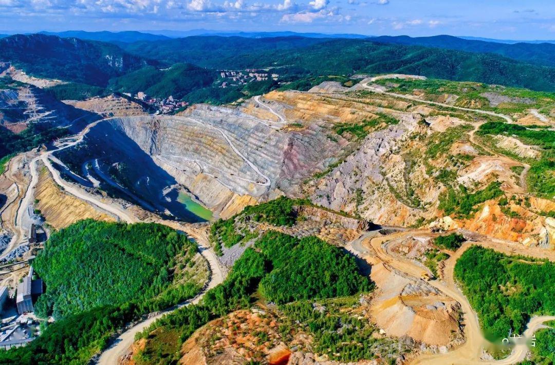 HolaFujian's tweet photo. 🇷🇸🇨🇳 In 2024, as China and Serbia commemorate the 68th year of diplomatic relations, their cooperation across various sectors continues to deepen. Notably, economic and trade ties between Serbia and Fujian province have become increasingly pragmatic, laying a robust groundwork for the establishment of the "Two Countries, Twin Parks" project between China and Serbia. Under this project, the Chinese park, situated in Shanghang, Fujian, adopts a "one zone, multiple parks" approach, with a primary focus on creating a pivotal distribution center for trade between China and Central and Eastern Europe, alongside becoming a global hub for non-ferrous metal material production. Concurrently, there will be a concerted effort to foster the development of the new materials industry. The "Two Countries, Twin Parks" project between China (Shanghang, Fujian) and Serbia will prioritize initiatives such as international production capacity cooperation, trade facilitation, cross-border funding, as well as cultural and technological exchanges. The overarching goal is to comprehensively strengthen industrial connectivity, trade interchange, and policy collaboration between the two nations, thereby setting a cooperative benchmark for China and Central and Eastern European countries. This undertaking holds immense significance in propelling Longyan's integration into the Belt and Road Initiative and elevating the city's global openness.  @EmbChina_RS @avucic
#Serbia #ChinaAnOpportunity #FujianElevates #FujianMakingTheWorldBetter  #BeltAndRoad