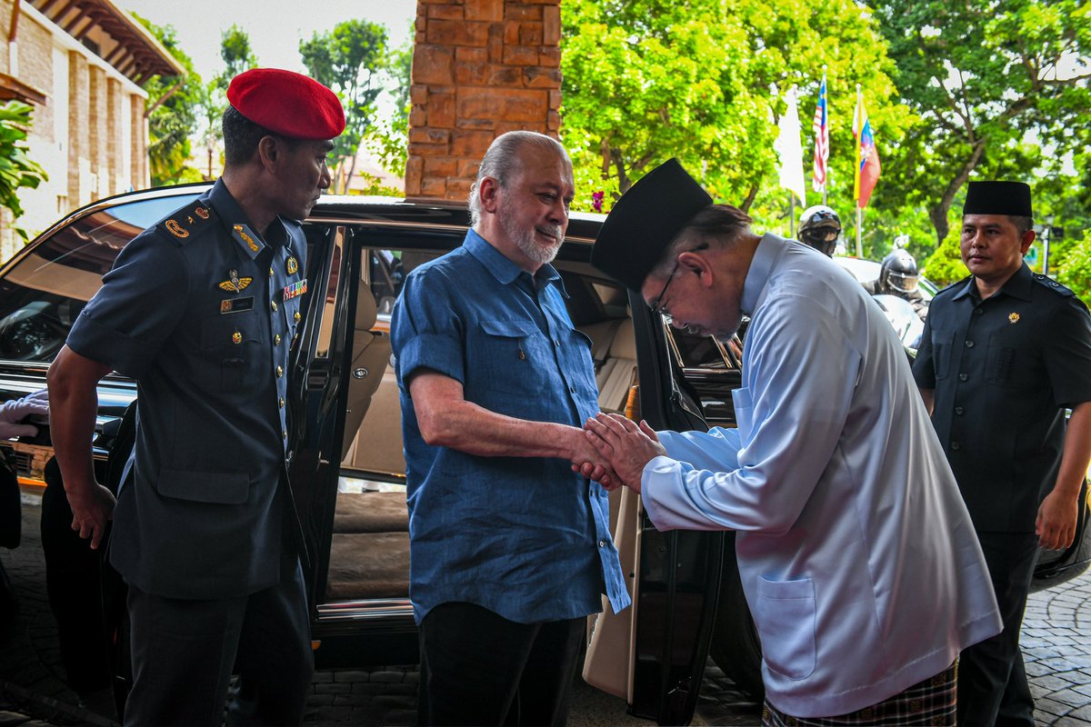 Hari ini, mengiringi Yang di-Pertuan Agong Sultan Ibrahim yang berkenan berangkat memeriahkan Majlis Sambutan Aidifitri Jabatan Perdana Menteri di Putrajaya. Usai tiba, kami terus menyantuni tetamu, bertegur sapa dan bergambar bersama tetamu, selain mencuba juadah tradisional