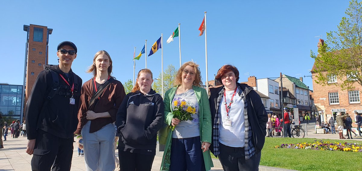 Thank you to staff & students who took part in the recent Shakespeare Birthday Parade! Students Tyler, KJ, Holly, Nathan & Tami accompanied staff in the parade and placed flowers of remembrance on Shakespeare’s grave. A wonderful day enjoyed by all.☀️