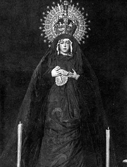 Un 8 de mayo de 1895 nacía Joselito 'El Gallo', macareno declarado que falleció en 1920. El 31 de mayo de ese mismo año la Macarena apareció (con dosel negro tras Ella) de luto por la muerte del torero, siendo vestida para la ocasión por Juan Manuel Rodríguez Ojeda 
#TDSCofrade…