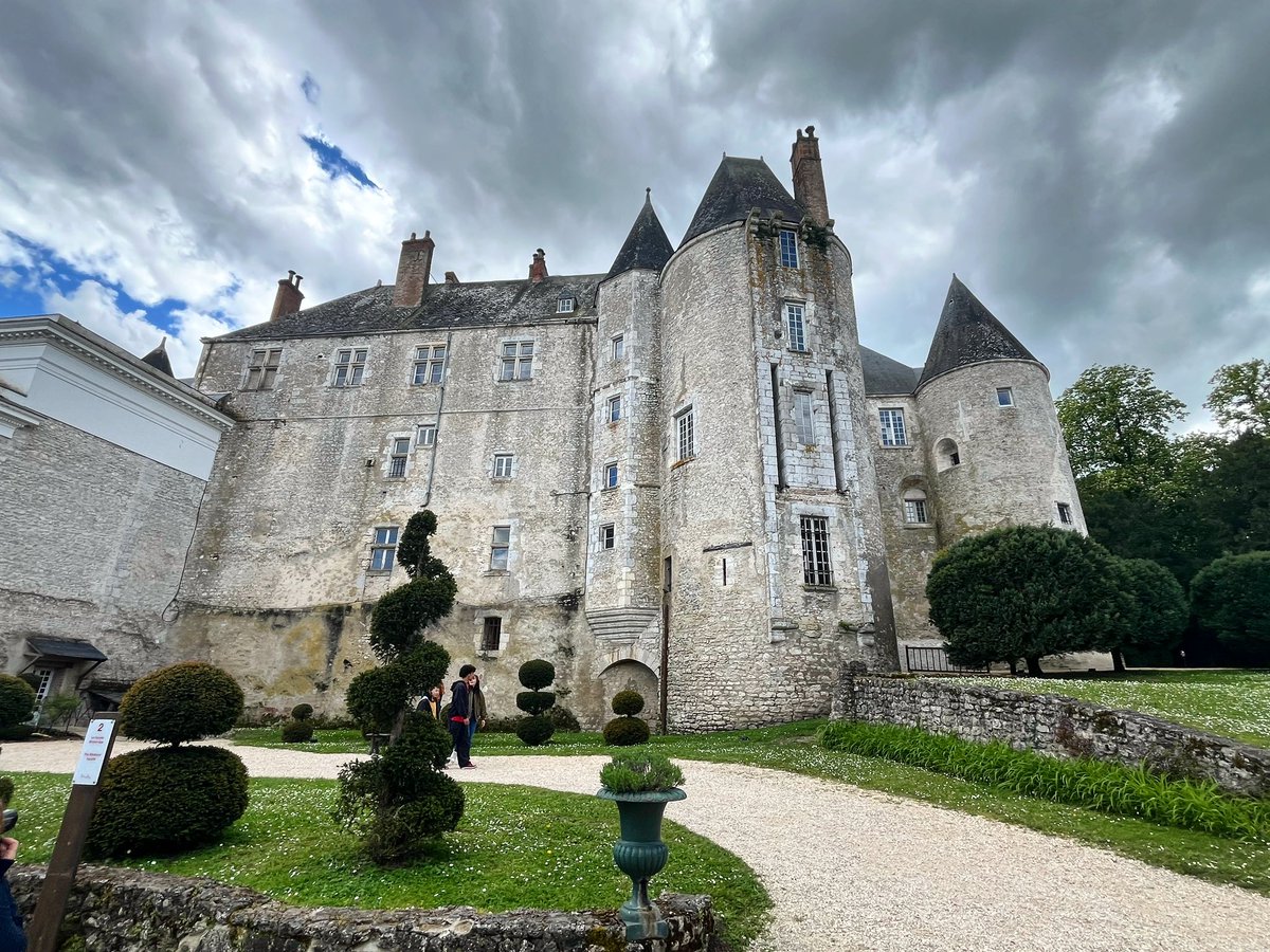 Meung-sur-Loire

The second town we visited was #MeungsurLoire. Getting here is much easier than from #Orlèans: only 15 minutes by train. It also has its own castle, which, however, opens only at 2 pm. We didn’t know about this, so we arrived here in the morning😅➡️