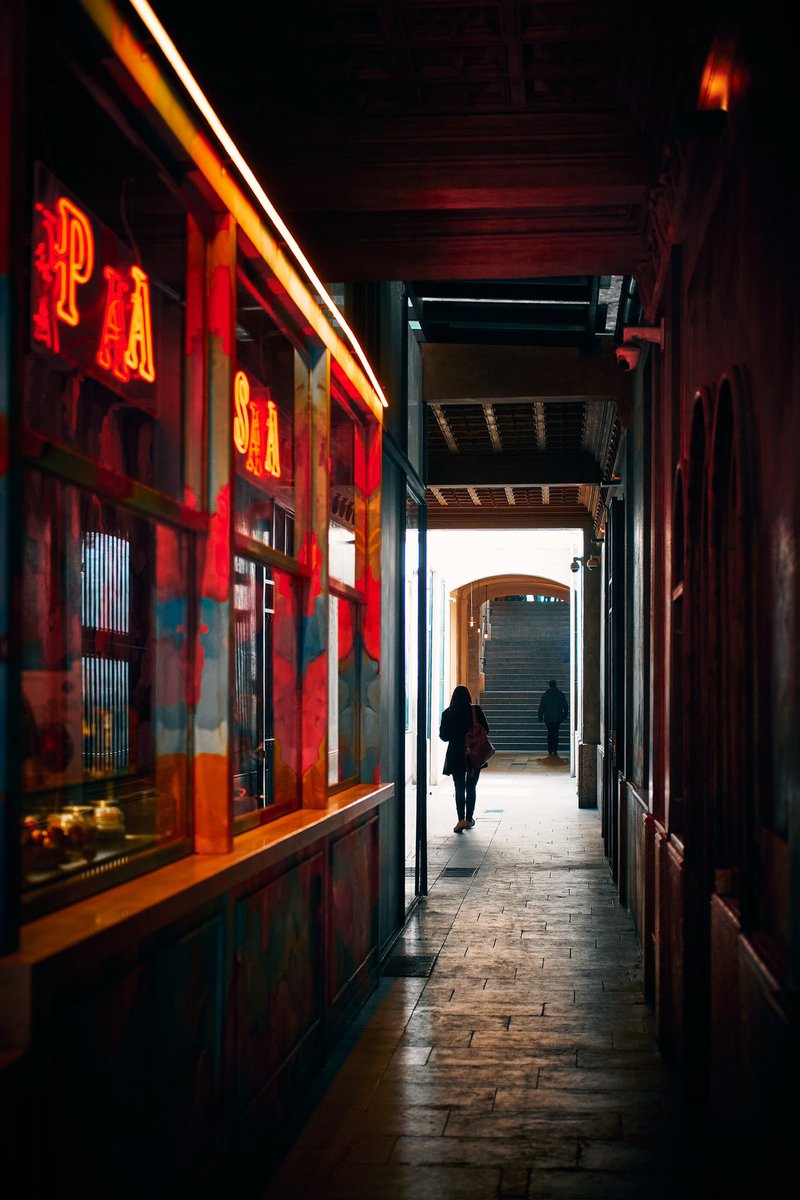 Neon alley 📍 Passatge de les Manufactures, Sant Pere, Santa Caterina i la Ribera, Ciutat Vella, Barcelona 📸 Fujifilm X-T4 📷 Fujinon XF 35mm F2 R WR ⚙️ ISO 160 - f/2.0 - Shutter 1/320 #StreetPhotography #photography