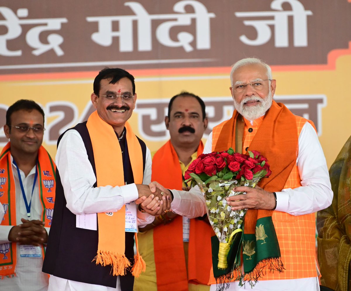 पक्ष तो मुस्कुरा रहा, विपक्ष पस्त हो रहा। इंडी तिलमिला रहा, सन्नीपात में चला गया।
<a href="/INCIndia/">Congress</a> नेता <a href="/ShashiTharoor/">Shashi Tharoor</a> शहीद की शहादत की कुर्बानी, वोट की बलिवेदी पर देते हुए शहीद हेमंत करकरे को आतंकवादियों की गोली से नहीं  पुलिस की गोली से मृत बताते हैं।
<a href="/samajwadiparty/">Samajwadi Party</a> के रामगोपाल राम