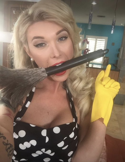 Lol this pic always makes me feel like a slutty trans housewife ?? https://t.co/02j60ShvTw