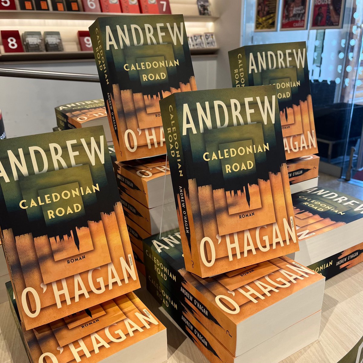Acht jaar schreef Andrew O’Hagan aan Caledonian Road, zijn magnum opus: een roman over rijken en armen, bevoorrechten en achtergestelden, mensen mét en zonder moreel besef. 

Vertaald door Hilje Papma en Marlies Weyergang.
buff.ly/3UzxCpR