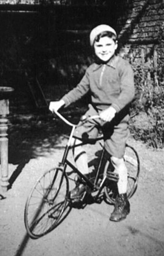 8 May 1932 | A German Jewish boy, Kurt de Jong, was born in Frankfurt am Main. During the war, he lived in Rotterdam.

On 21 October 1942, he was murdered in a gas chamber in #Auschwitz.