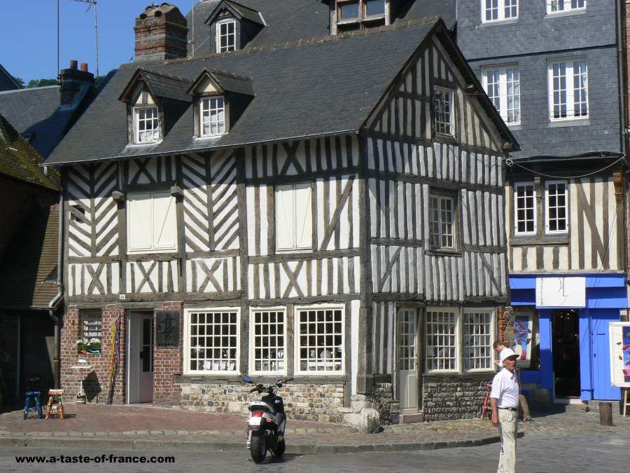 Old buildings in #Honfleur near the church buff.ly/446WaLh #France 🇨🇵 #travel #photo #Normandy
