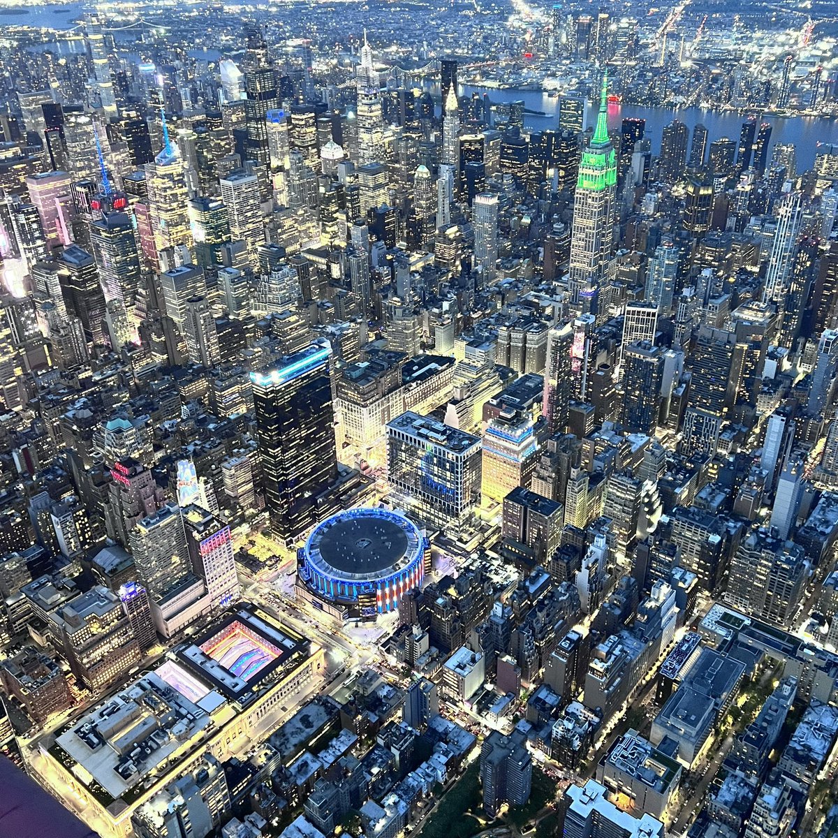 ChopperDanRice's tweet photo. I am not a fan of the @NYRangers , however, you cannot not deny the beauty of @TheGarden in their colors!  @CBSNewYork @CBSSports #chopper2 @FlyHeliInc #nofilters https://t.co/S5vdn9YEQB