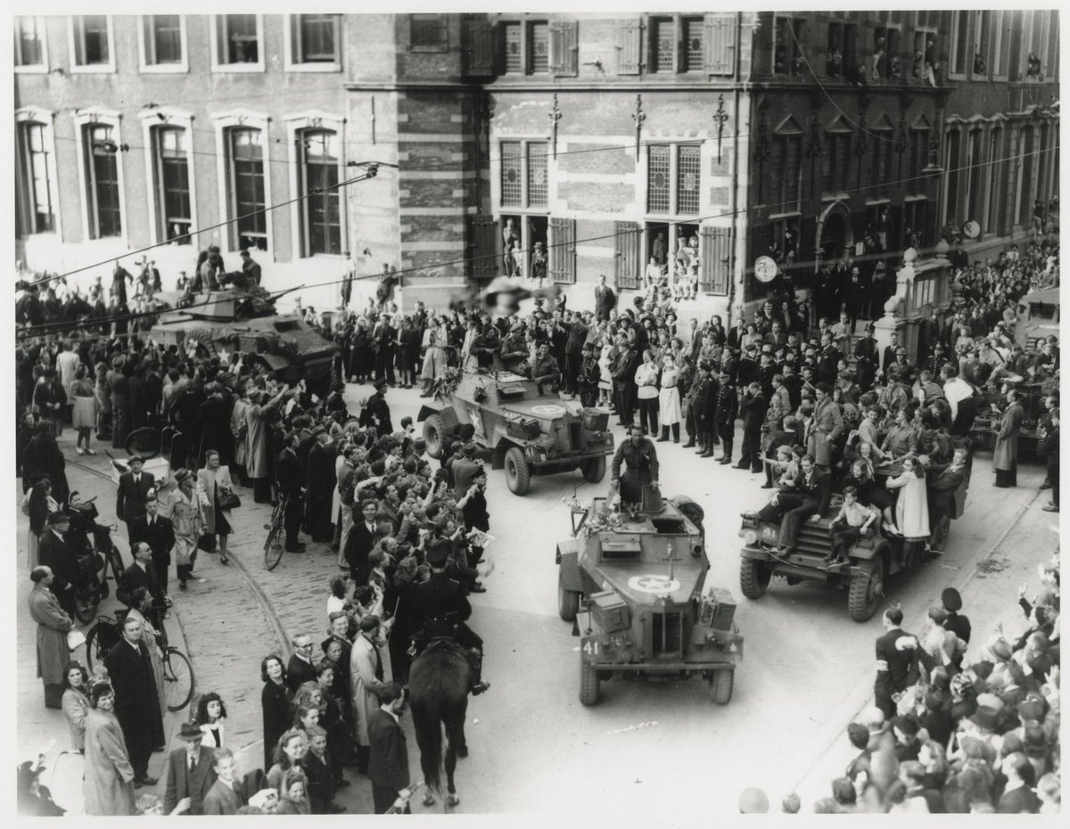 Pas op 8 mei 1945 trokken Canadese bevrijders vergezeld van eenheden van de Koninklijke Nederlandse Brigade Prinses Irene Den Haag binnen. Den Haag was eindelijk bevrijd! Foto, Fotoburo Thuring, collectie @haagsarchief