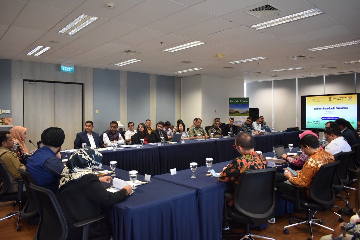 Business Roundtable at Embassy Business Centre with @Kemenperin_RI, BPJPH, BPOM, BKPM, GAPMMI & over 25 🇮🇩 companies from the Food Processing & Logistics sectors. Mr. Preet Pal Singh @MOFPI_GOI shared key features of World Food India 2024 & encouraged Indonesian participation.