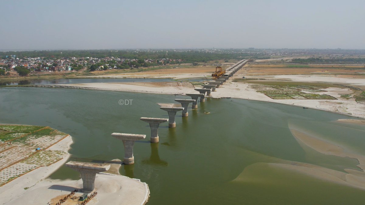 📍Prayagraj

The six-lane bridge going to be built by @MORTHIndia  over Ganga River, will join Tripathi Chauraha of the city with Malak Chaudhari village on NH-330 (old NH-96).

🔸There is a decent pace of work in the last 9.5 months.
🔸Still many Piers are yet to connect.
🔸The…