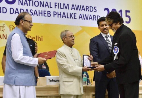 Amitabh Bachchan receives the Best Actor award for #Piku at the 63rd #NationalFilmAwards @SrBachchan #9YearsOfPiku