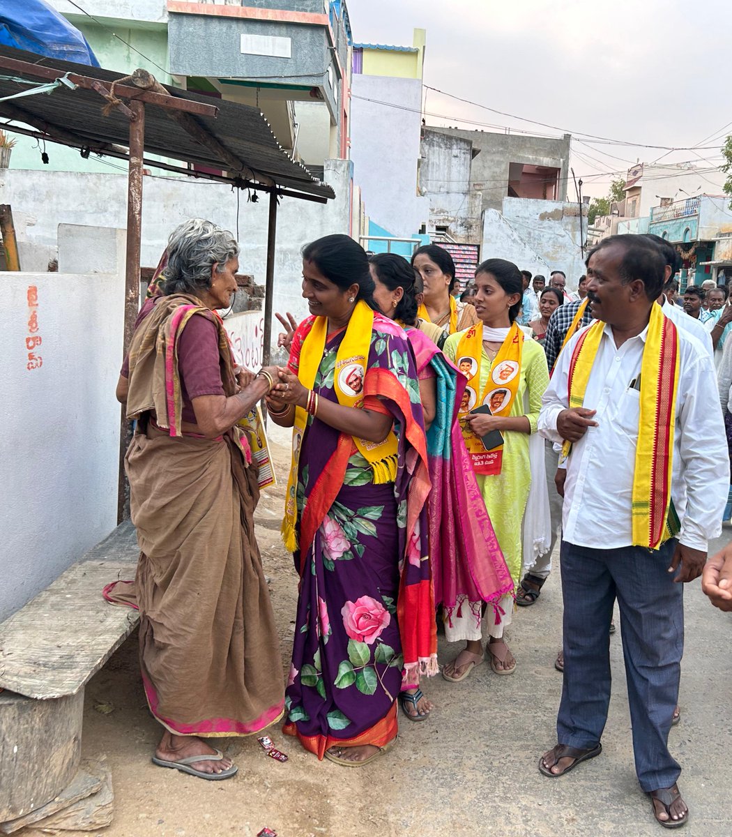 AMuthumula4452's tweet photo. పాలకవీడు పంచాయతీ ఎన్నికల ప్రచారంలో పాల్గోన్న అశోక్ రెడ్డి గారి సోదరీ గీత గారు

రాచర్ల మండలం, పాలకవీడు పంచాయతీలో ఎన్డీయే కూటమి అభ్యర్థి శ్రీ ముత్తుముల అశోక్ రెడ్డి గారి సోదరీ చిట్యాల గీత గారు ఎన్నికల ప్రచారం నిర్వహించారు. https://t.co/QrcQihPrwq