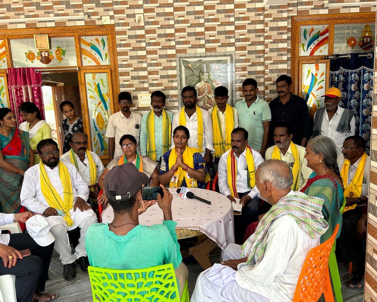 AMuthumula4452's tweet photo. పాలకవీడు పంచాయతీ ఎన్నికల ప్రచారంలో పాల్గోన్న అశోక్ రెడ్డి గారి సోదరీ గీత గారు

రాచర్ల మండలం, పాలకవీడు పంచాయతీలో ఎన్డీయే కూటమి అభ్యర్థి శ్రీ ముత్తుముల అశోక్ రెడ్డి గారి సోదరీ చిట్యాల గీత గారు ఎన్నికల ప్రచారం నిర్వహించారు. https://t.co/QrcQihPrwq