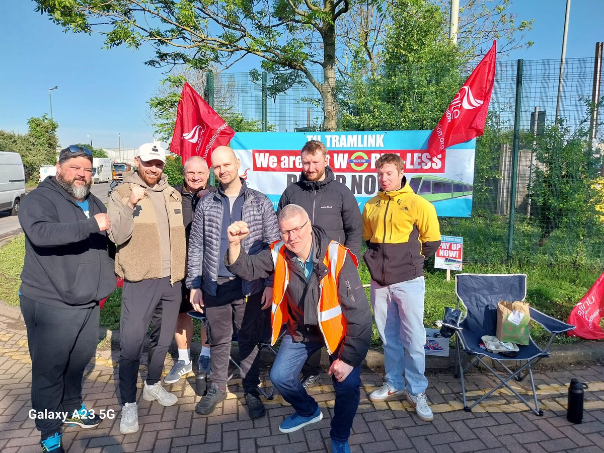 #CroydonTramStrike The branch supporting @unitetheunion croydon Tram Link Engineers on the picket line at Therapia Lane Croydon