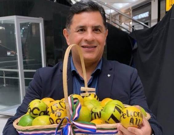 ugtivalle's tweet photo. @JorgeIvanOspina @lopezmarcel2 Jorge Iván, el que se arrastró ante Iván Duque con una canasta de naranjas, hablándole de indigno a un ciudadano al que no pudo comprar.
Hablando de valentía y en el paro nacional contra el paquetazo de #Duque, lo único valiente que hizo fue cambiarse la camisa azul por blanca.😒 https://t.co/iWem51BOKj