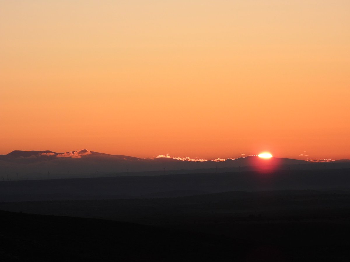 IsaacLopez79's tweet photo. Buenos días.  Esperando la plena luz.
Al lado del #Moncayo sale el sol.
Vistas desde la #SierradePela. https://t.co/hRdr9fO1Di